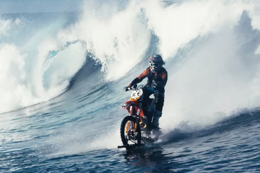 Surfer en motocross, c'est désormais possible !