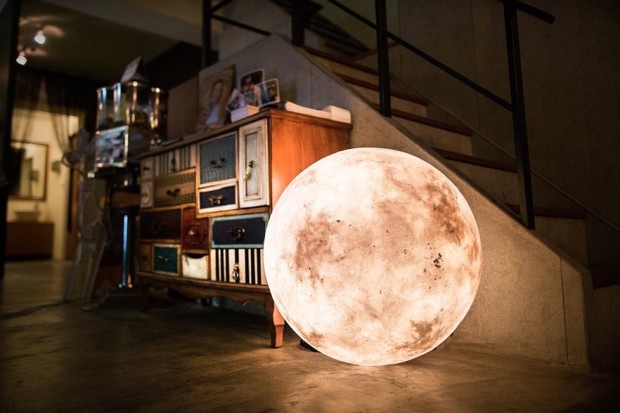 Studio acorn et sa lampe en forme de lune
