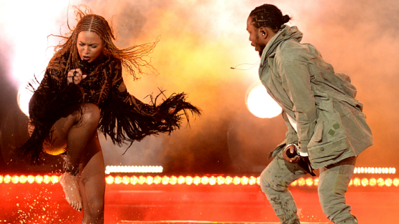 Kendrick Lamar et Beyoncé enflamment la scène des BET Awards