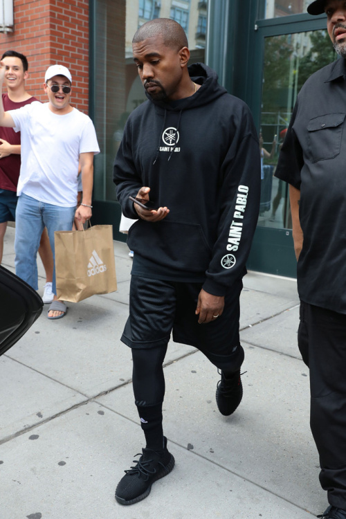 Kanye West aperçu avec une nouvelle paire de Yeezy Boost !